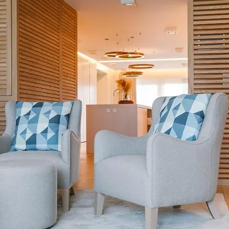 Spacious And Modern For 8 Persons With Parking In Apartment *