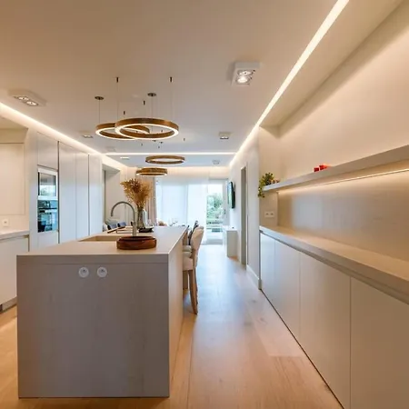 Spacious And Modern For 8 Persons With Parking In Apartment *